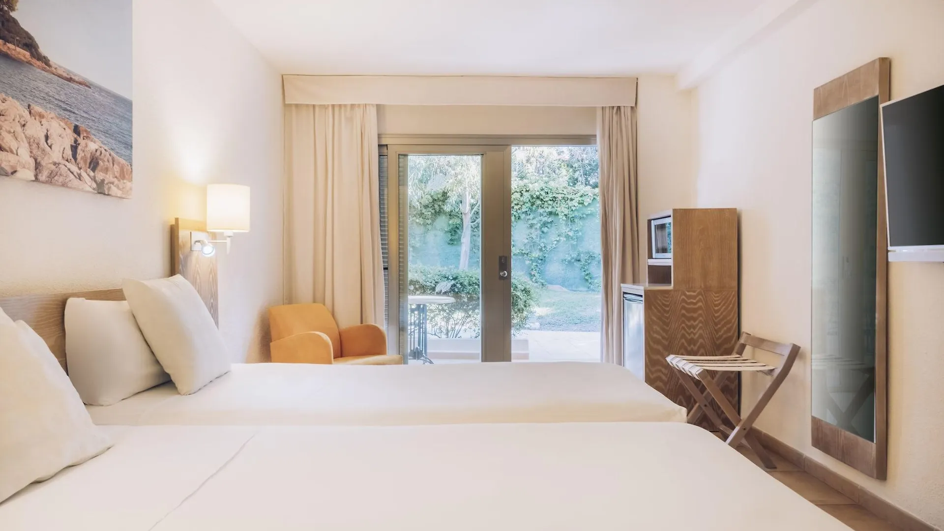 Iberostar Waves Pinos Park Hotel Font de sa Cala