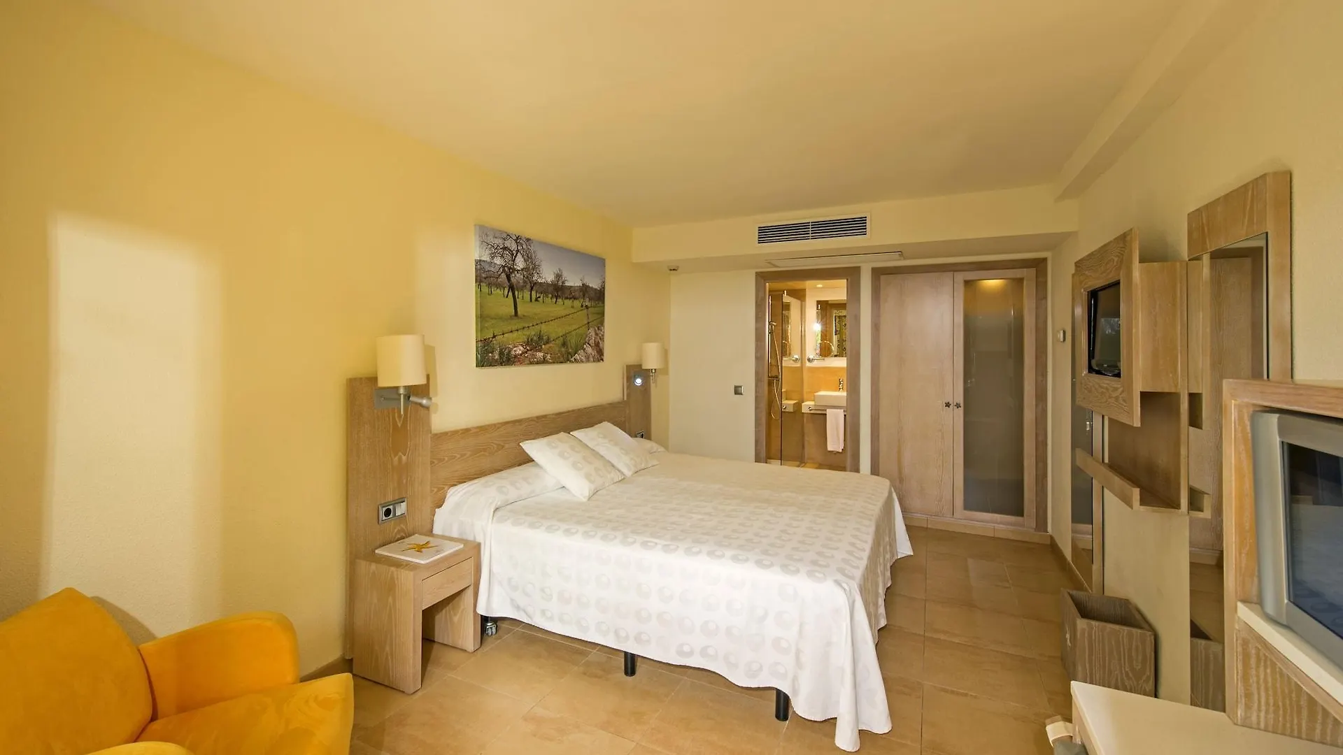 Iberostar Waves Pinos Park Hotel Font de sa Cala